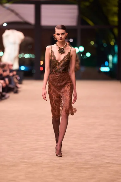 Look 10